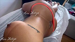 Puta casada fazendo massagem com os peitos de fora e usando um biquini que mal cobre a buceta