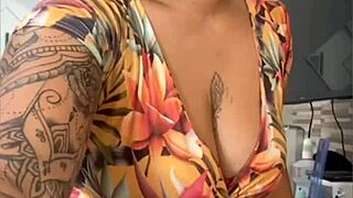 flashing exhibitionists limpando a casa com a buceta rachando