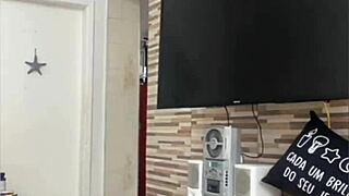 flashing exhibitionists limpando a casa com a buceta rachando