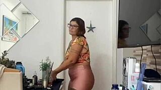 flashing exhibitionists limpando a casa com a buceta rachando