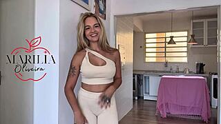 gostosa experiments with gym clothes in softcore solo action