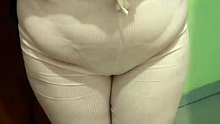 La mamá de mi mejor amigo me encuentra masturbándome con sus tangas y me lo mama hasta venirme en su boca