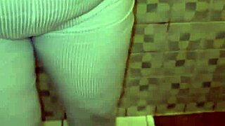 La mamá de mi mejor amigo me encuentra masturbándome con sus tangas y me lo mama hasta venirme en su boca