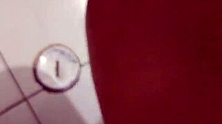 La mamá de mi mejor amigo me encuentra masturbándome con sus tangas y me lo mama hasta venirme en su boca