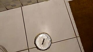 La mamá de mi mejor amigo me encuentra masturbándome con sus tangas y me lo mama hasta venirme en su boca