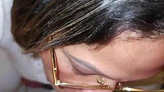 La mamá de mi mejor amigo me encuentra masturbándome con sus tangas y me lo mama hasta venirme en su boca