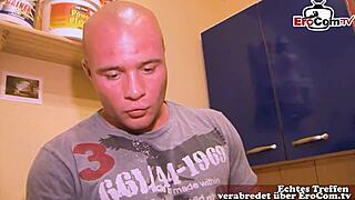 Deutsche Frau von Nebenan Verkuppelt mit Fitness User beim Casting