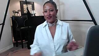 What A Solo Show Maxine X Slaps Her Big Ass and Pussy With Dildo