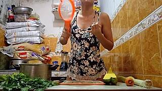 ¡Un Dos Tres Mi Primer Tutorial de Cocina Se Come la Zanahoria por Arriba y por Abajo Antes de Ser Follada en Plena Grabación de Sorpresa Delicioso Cum!