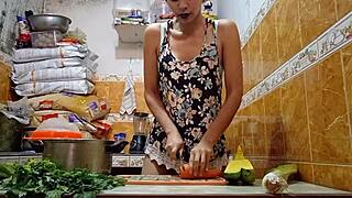 ¡Un Dos Tres Mi Primer Tutorial de Cocina Se Come la Zanahoria por Arriba y por Abajo Antes de Ser Follada en Plena Grabación de Sorpresa Delicioso Cum!