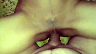 Modelo se deja coger mientras la graban