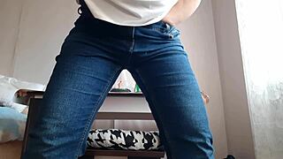 hot secretary masturbates to orgasm in office jeans