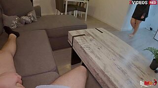 ¿Puedo ayudar? Solo dime dónde le duele a mi amado hijastro, con su gran coño hinchado y mojado