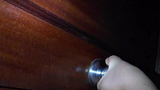 Encuentro a la Mama de Mi Mejor Amigo Recostada en Mi Cama?