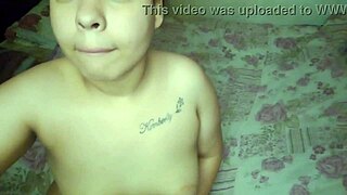 me tocando gostoso com os dedinhos e um vibrador enfiado na buceta, gozando como uma putinha safada