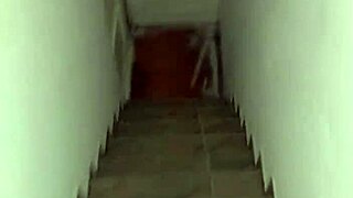 Latina caliente con grandes tetas naturales se la follan despu�s de subir a la casa