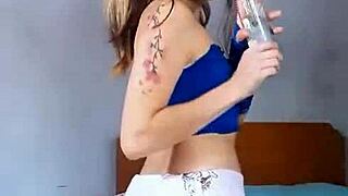 Bonneyuwu - 14 26 Pequeña Puta Se Masturba Con Dildo