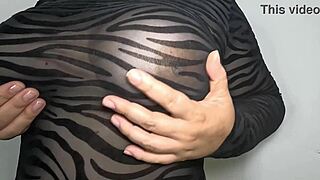 madrastra culona sexy prepar�ndose para descansar