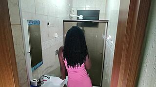 C�mera escondida flagra negona se acabando no pau do novinho