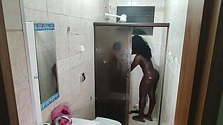 C�mera escondida flagra negona se acabando no pau do novinho