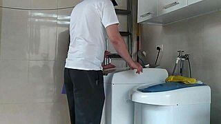 Dona De Casa Provocando O Técnico Que Foi Consertar A Máquina De Lavar Roupas