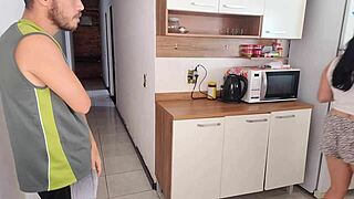 Sexo arriscado me arrisquei transando com melhor amigo do meu corno enquanto ele estava no banho