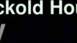 Marido corno prepara surpresa com 3 paus para esposa gordinha