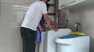 Dona De Casa Provocando O Técnico Que Foi Consertar A Máquina De Lavar Roupas