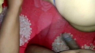 Venezuelan babe chats on phone with husband while spreading legs