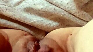 Milf si apre la fica