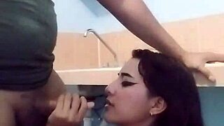 chiquita rica le gusta que le meta la verga y la disfruta tanto tenerla adentro