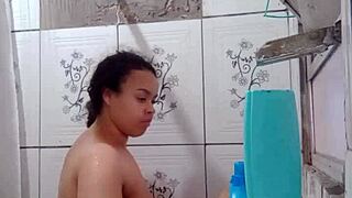 Gostosa Showers, Exposing Wet Pussy
