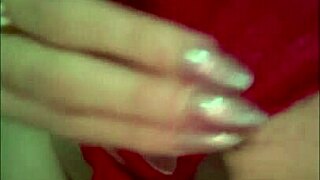 que rico, this beautiful latina masturbating with red stockings and dildo