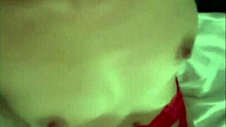 que rico, this beautiful latina masturbating with red stockings and dildo