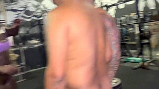 eu e meus amigos fizemos uma putaria na academia com a gostosa com todo mundo olhando