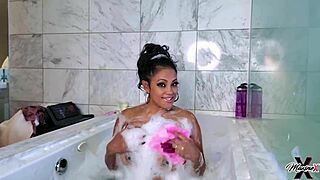 hot bubble bath with maxine x masturbating 😍