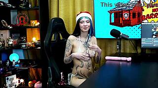 O ruan achou um tes�o o plug no cuzinho da psy lunar s� levantou pra dar um beijo bem gostoso - podcast p�pum no barraco