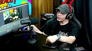 O ruan achou um tes�o o plug no cuzinho da psy lunar s� levantou pra dar um beijo bem gostoso - podcast p�pum no barraco