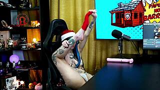 O ruan achou um tes�o o plug no cuzinho da psy lunar s� levantou pra dar um beijo bem gostoso - podcast p�pum no barraco