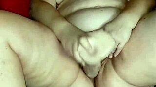 she cums hard and spreads her pussy wide open. watch her milf body tremble.