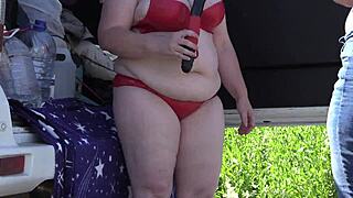 Modne store røv lesber bag kulisserne udendørs - voyeur med skjult cam i park ser tykke milfs i sexy lingerie