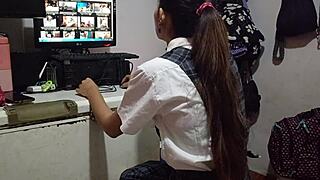 Mi Colegiala Entra en Cuarto Ajeno para Mamada y Orgasmo