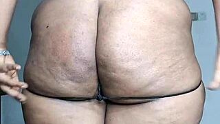 Ebony Milf Mara Exotic Spreads Thick Thighs for Solo Masturbation