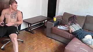 Mostrei pro meu amigo que comer minha buceta � melhor que video game