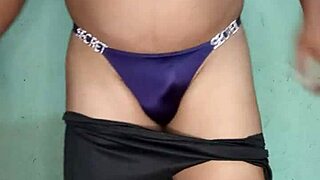 Bailando en tanga satinada morada victorias secret and teasing with dildo