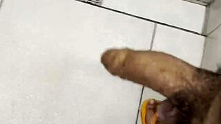 The latina amateur masturbates in the gym bathroom, screaming during her first time