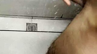 The latina amateur masturbates in the gym bathroom, screaming during her first time