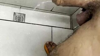 The latina amateur masturbates in the gym bathroom, screaming during her first time