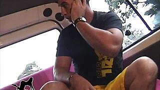 Atores Pornôs Convencem Frentista Gostosa A Gravar Orgy With Shemale And Monster Cock