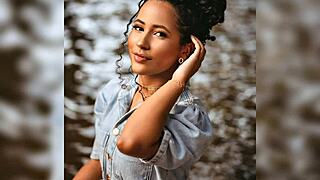 Gostosa out here hustling.